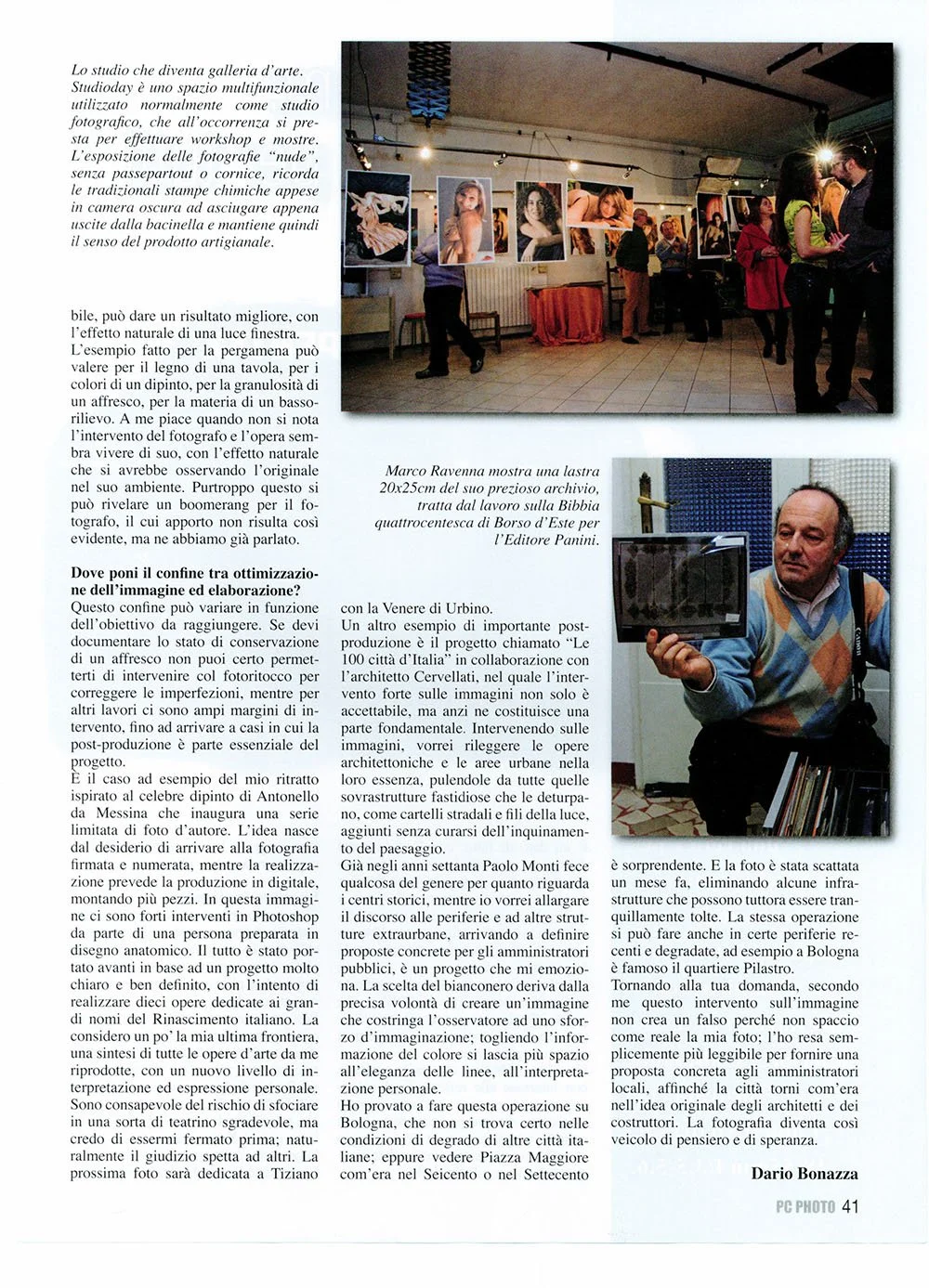 Marco Ravenna con una lastra fotografica 20x25-8x10 della Bibbia di Borso d’Este, parte del suo archivio di fotografia d’arte e beni culturali