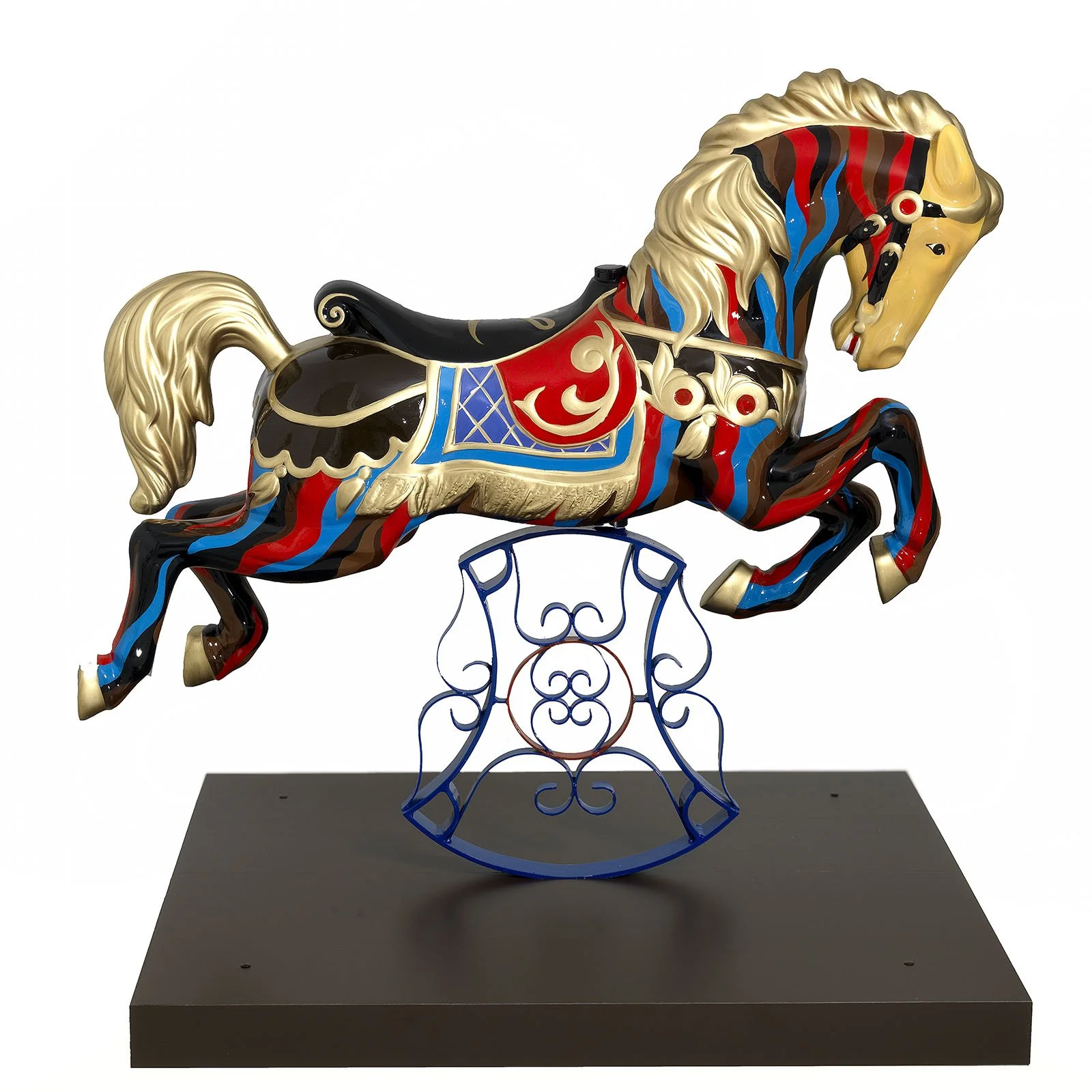 Opera d' arte :  un cavallo da giostra decorativo con criniera dorata, corpo nero con strisce dorate, rosse, blu e marroni e sella blu e oro, montato su un supporto in filo metallico blu su una piattaforma nera  ( Naby Bayron -  Artefiera ed Art City