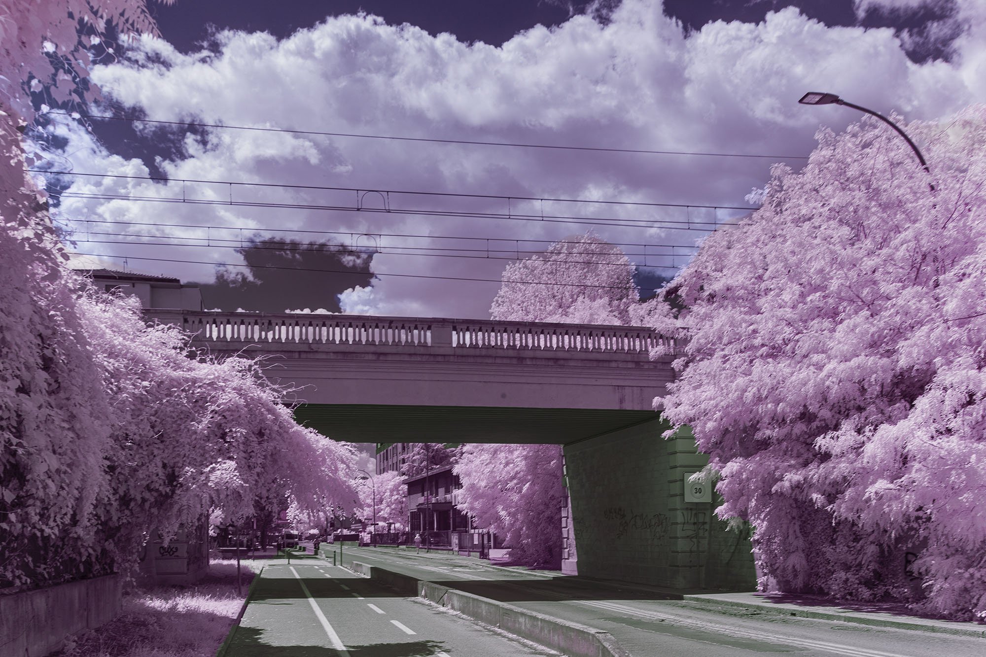 Ponte ferroviario a Bologna fotografato con tecnica a infrarossi, fotografia di Marco Ravenna