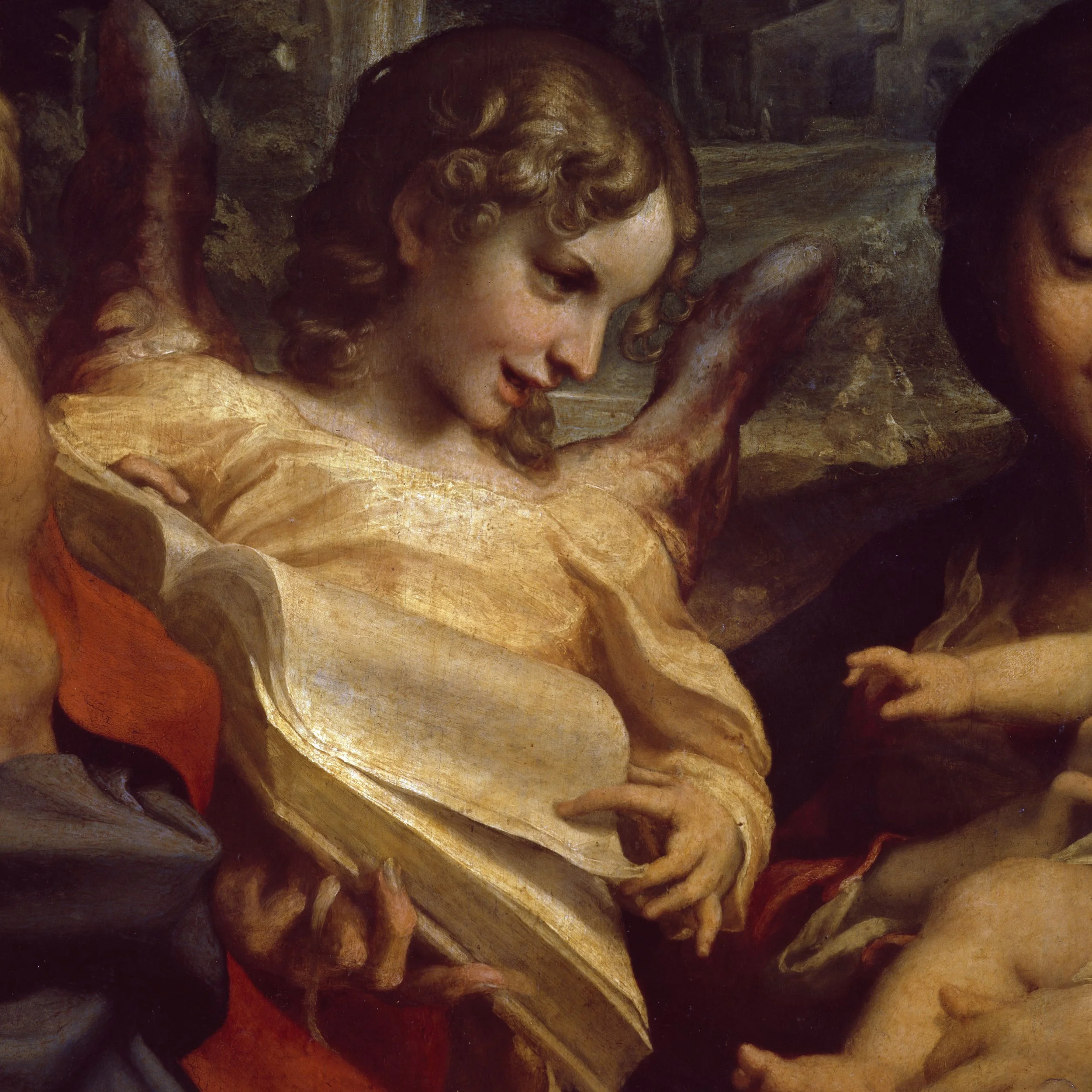 Primo piano di una figura angelica dipinta dai capelli ricci, con espressione serena e sguardo rivolto verso il basso.