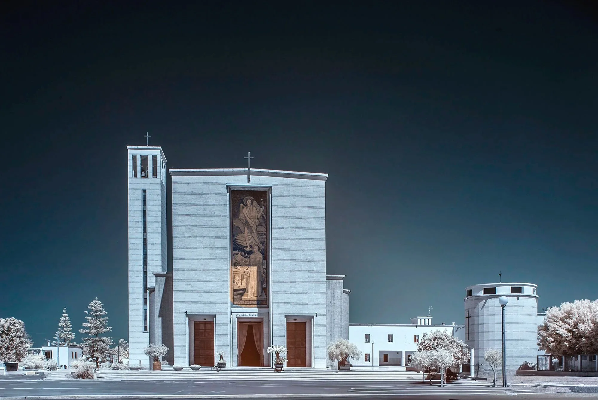 Chiesa di Sabaudia fotografata con tecnica a infrarossi, fotografia di Marco Ravenna