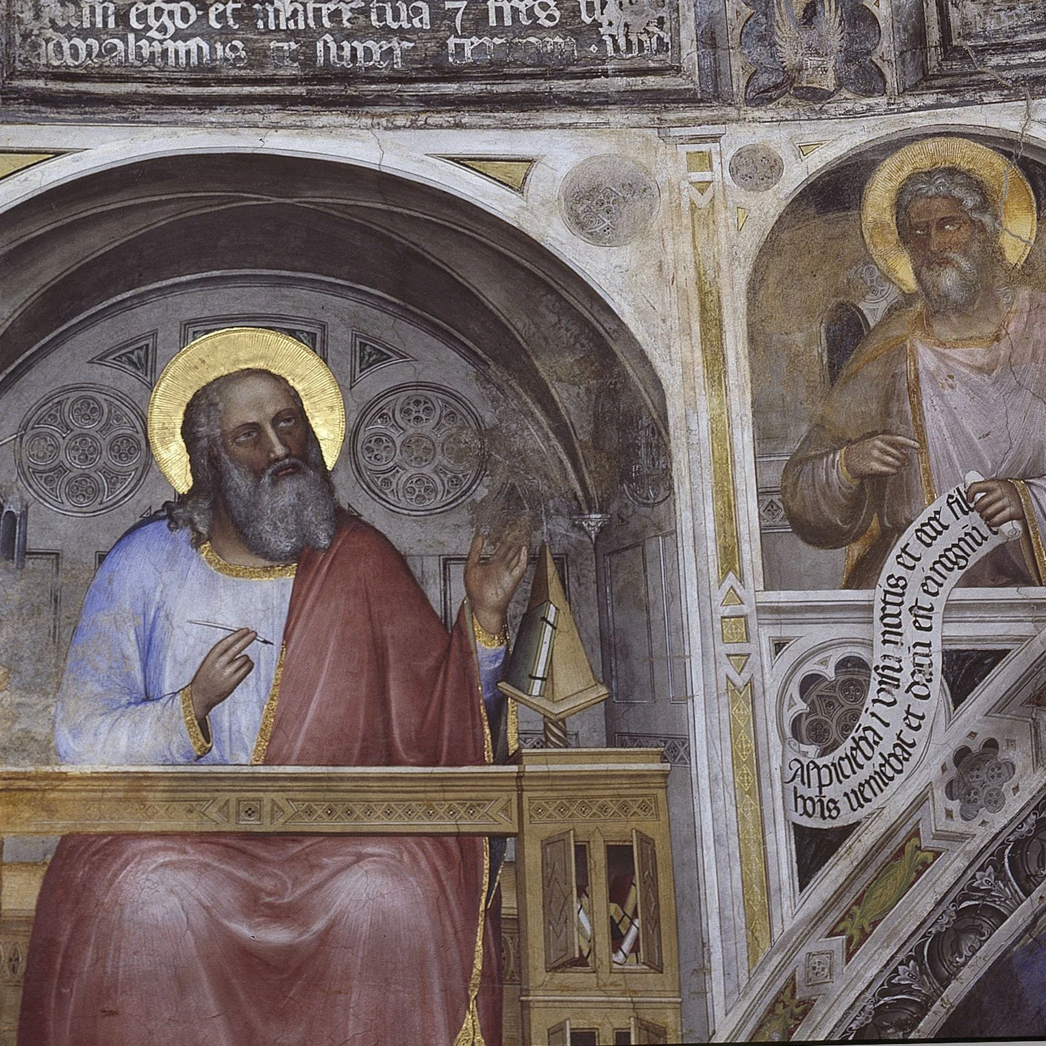 Affresco religioso raffigurante due santi o apostoli con aureola, uno che regge una pergamena e l'altro che gesticola, in una cornice architettonica 