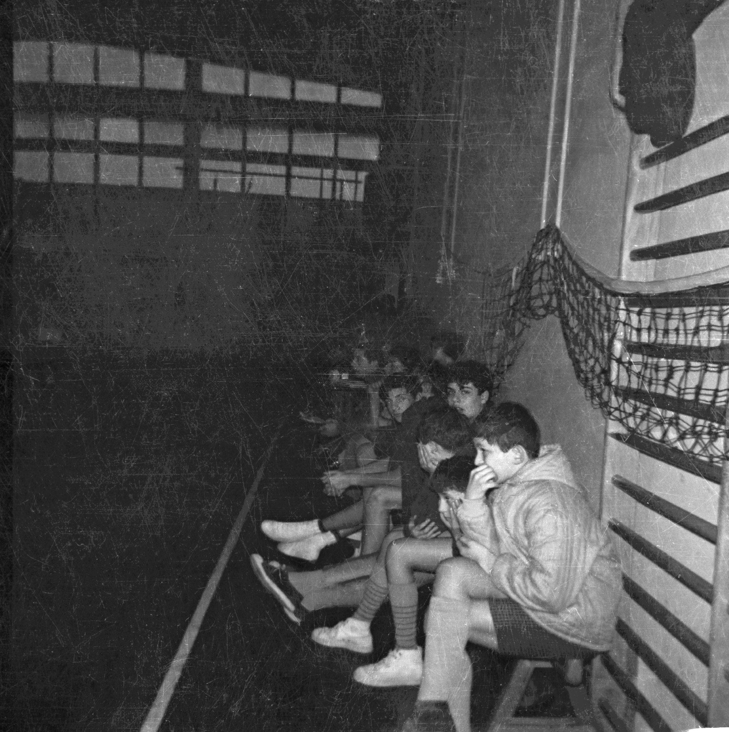 Correggio 1964-65 – ragazzi in attesa di giocare su panche della palestra delle scuole medie G. Marconi