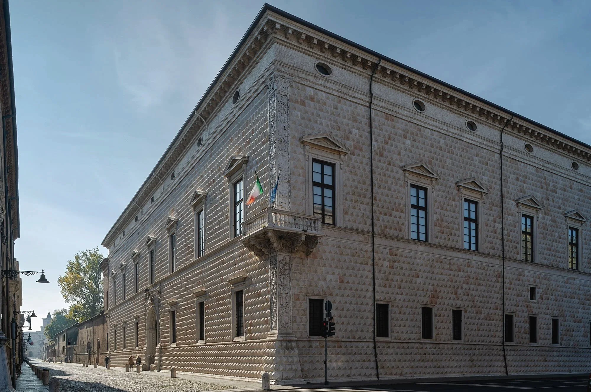 Palazzo dei Diamanti a Ferrara, fotografia d’architettura della facciata rivestita di bugne piramidali. fotografia professionale emilia romagna
