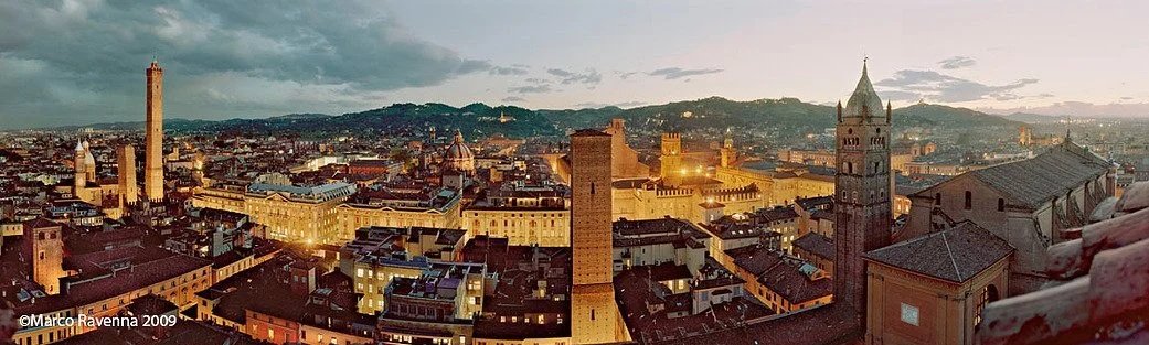 Panorama di Bologna al tramonto con le Due Torri e il centro storico – fotografia di Marco Ravenna