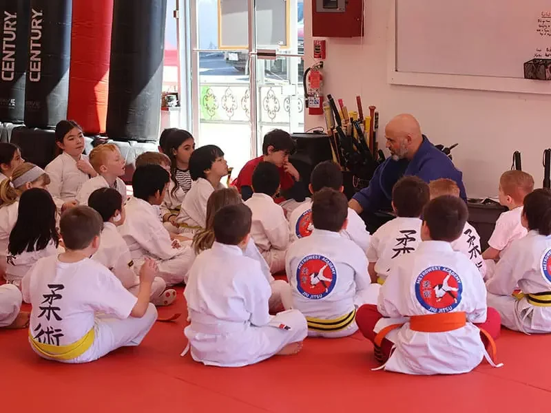 Kids working escapes with a coach in the ages 7 to 10 class