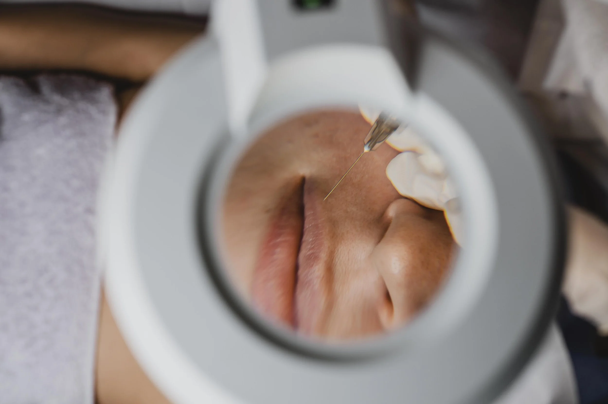 Pessoa realizando teste de visão ou exame oftalmológico usando máquina de exame ocular.