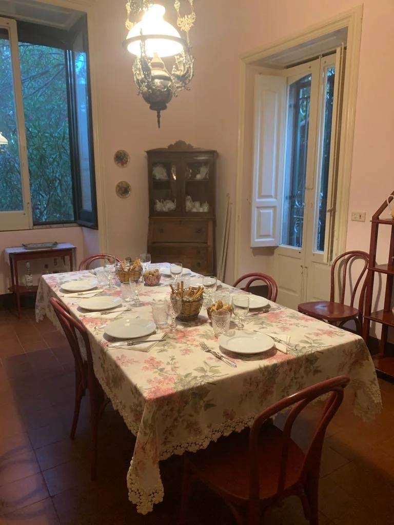 Stanza da pranzo 01 Villa Miraglia Ragalna.jpeg
