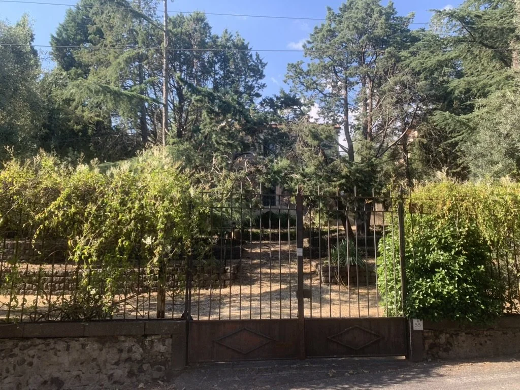 A protezione un cancello, come un sigillo, un abbraccio di cura
