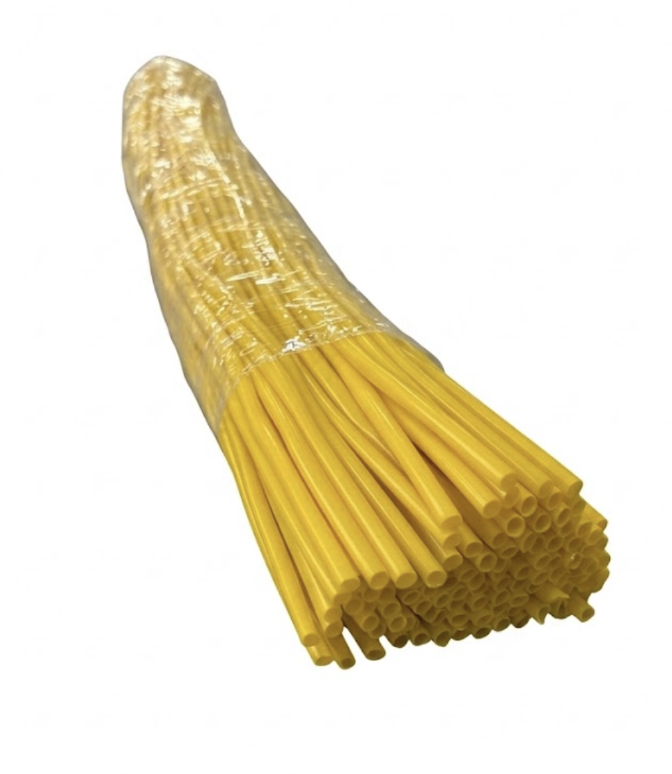 Spaghetti gialli avvolti in plastica