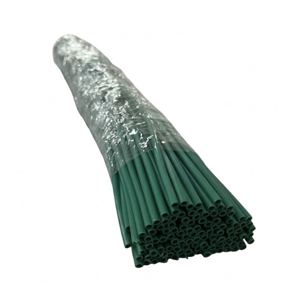 Pezzi di cannuccia di plastica verde, alcune avvolte in pellicola trasparente.