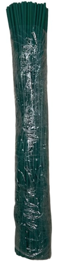 Incastro di cannucce di plastica verdi avvolte in cellophane trasparente