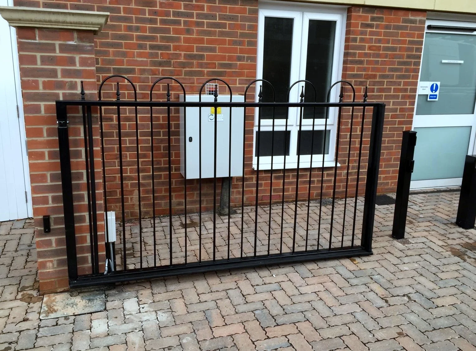 Bow-top swing gate with an automatic arm motor