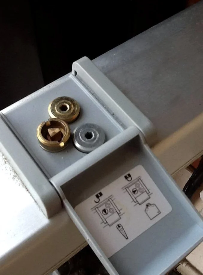 Arm motor with manual release keys