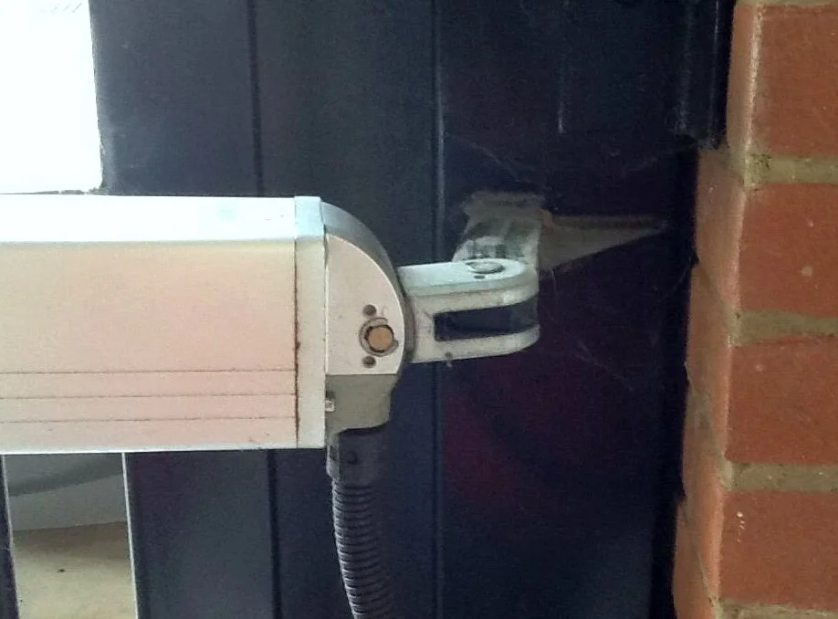 Arm motor and bracket fitted to a gate