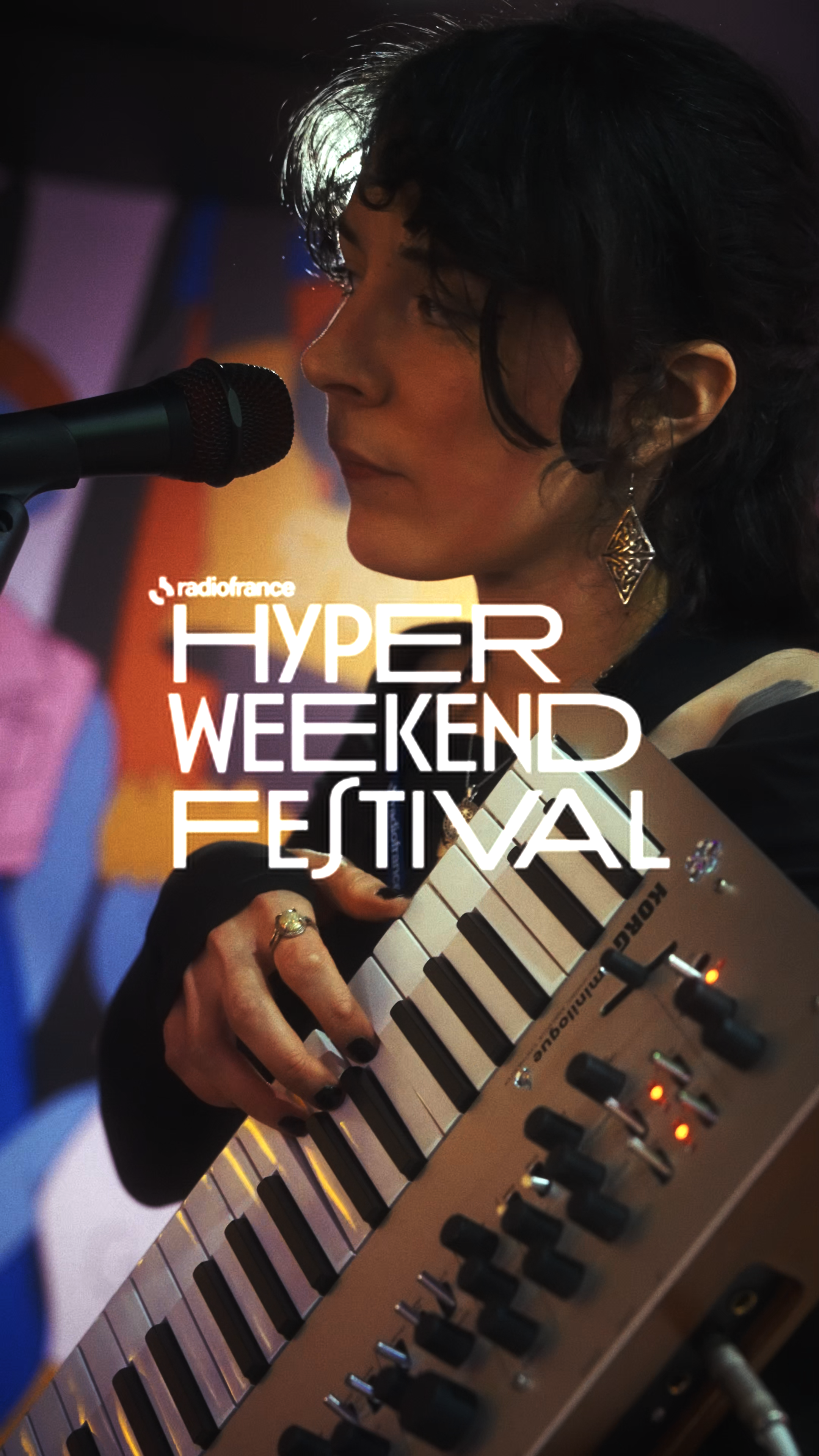 Une femme jouant du piano et chantant dans un micro lors du festival HYPER WEEKEND FESTIVAL à Radio France.