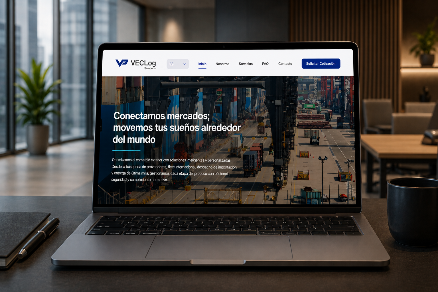 Pantalla de una laptop mostrando un sitio web de comercio internacional con una imagen de un puerto con contenedores y barcos