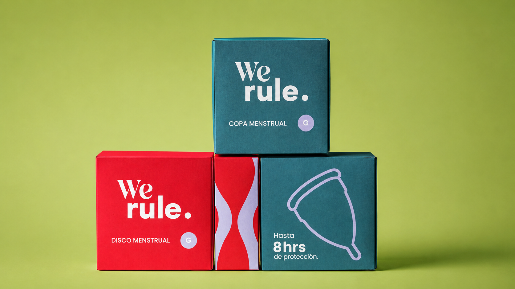 Tres cajas de productos de protección menstrual, una roja y dos azules, con texto en español y un símbolo de copa menstrual y de protección.