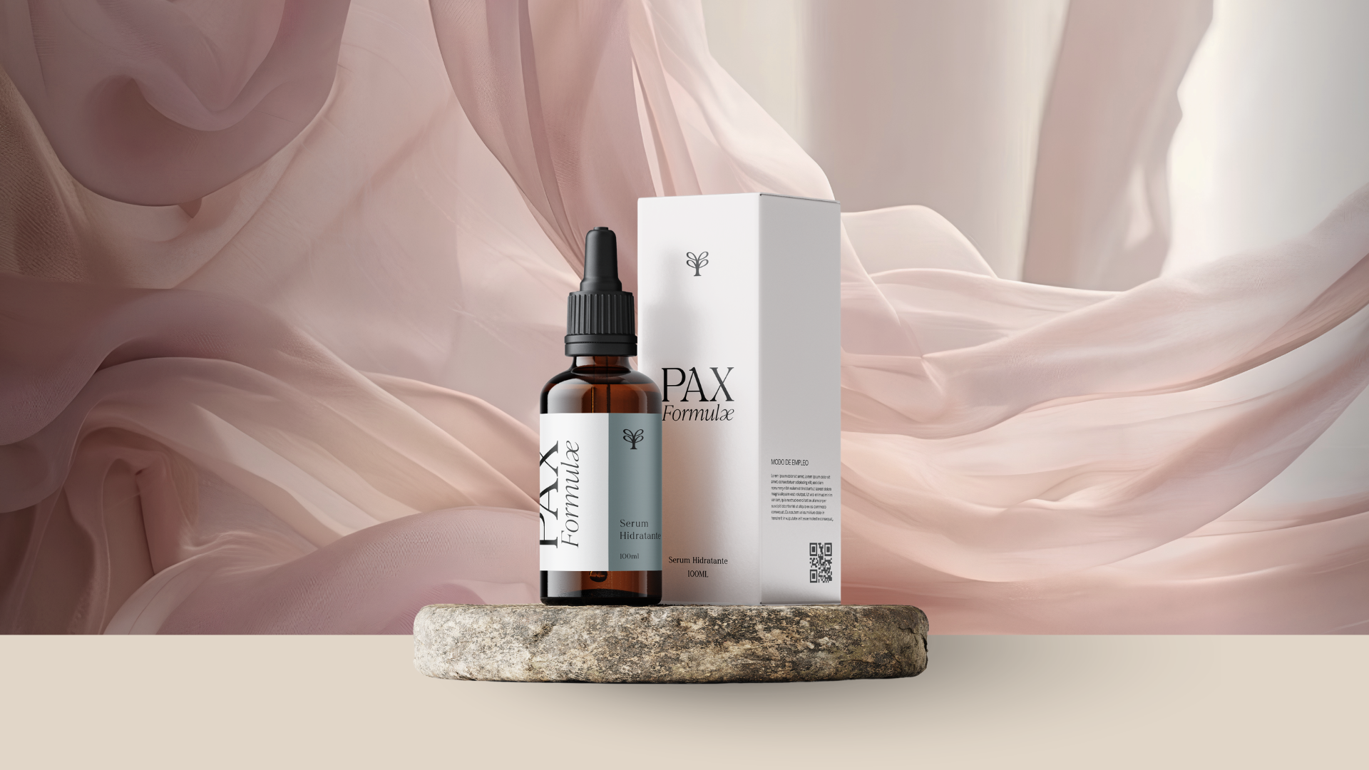 Una botella de serum hidratante de color ámbar con una etiqueta blanca que dice 'FAX Formule', junto a una caja blanca con el mismo branding, ambos colocados sobre una roca. Fondo con telas suaves en tonos rosa y beige.