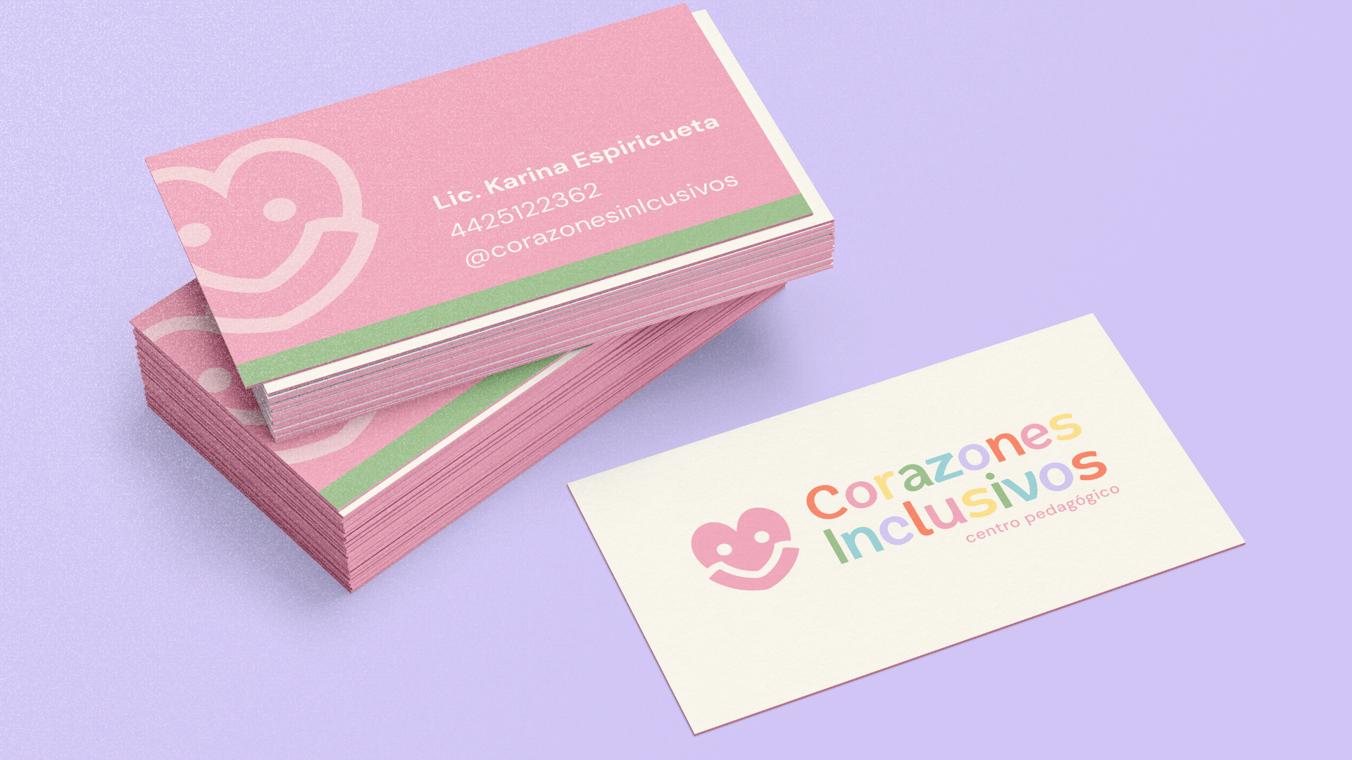 Tarjetas de presentación para un centro pedagógico llamado  aCorazones Inclusivos a, en colores pastel con un logotipo de cara sonriente y texto en español con el nombre, contacto y redes sociales.