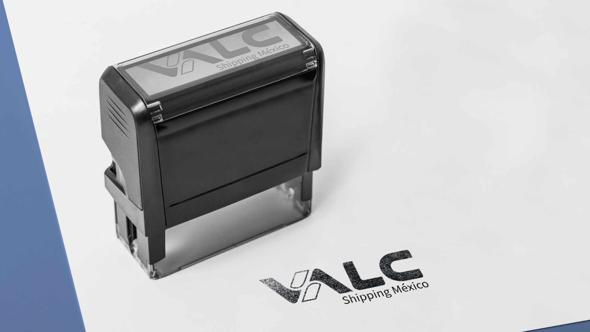 Caja de sellos de banda con logotipo de ALF Shipping México sobre una hoja con el mismo logotipo.