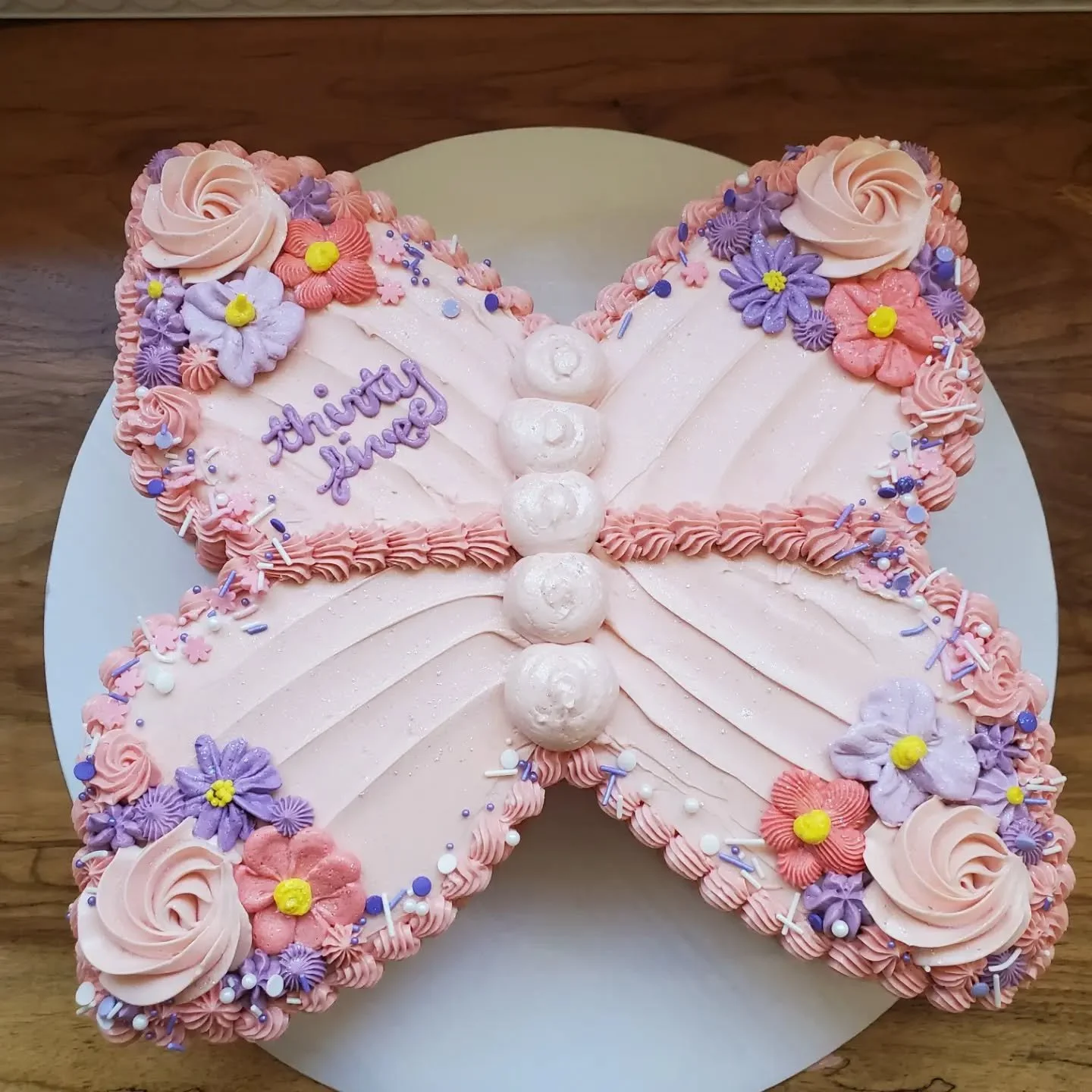 Butterfly in the sky, I can go twice as high 🌈

Strawberry cake, swiss meringue buttercream

#drippingspringseats
#drippingspringsbaker
#cakesofinstagram
#buttercreamcake
#takealookitsinabook