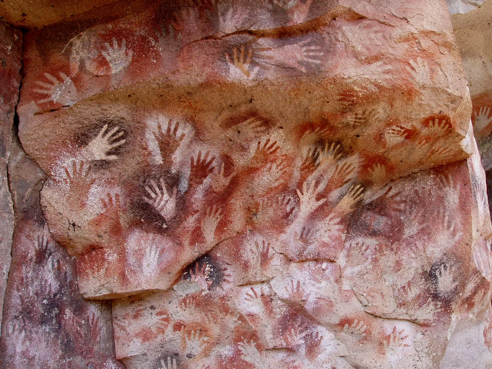 Cueva prehistórica con manos pintadas.