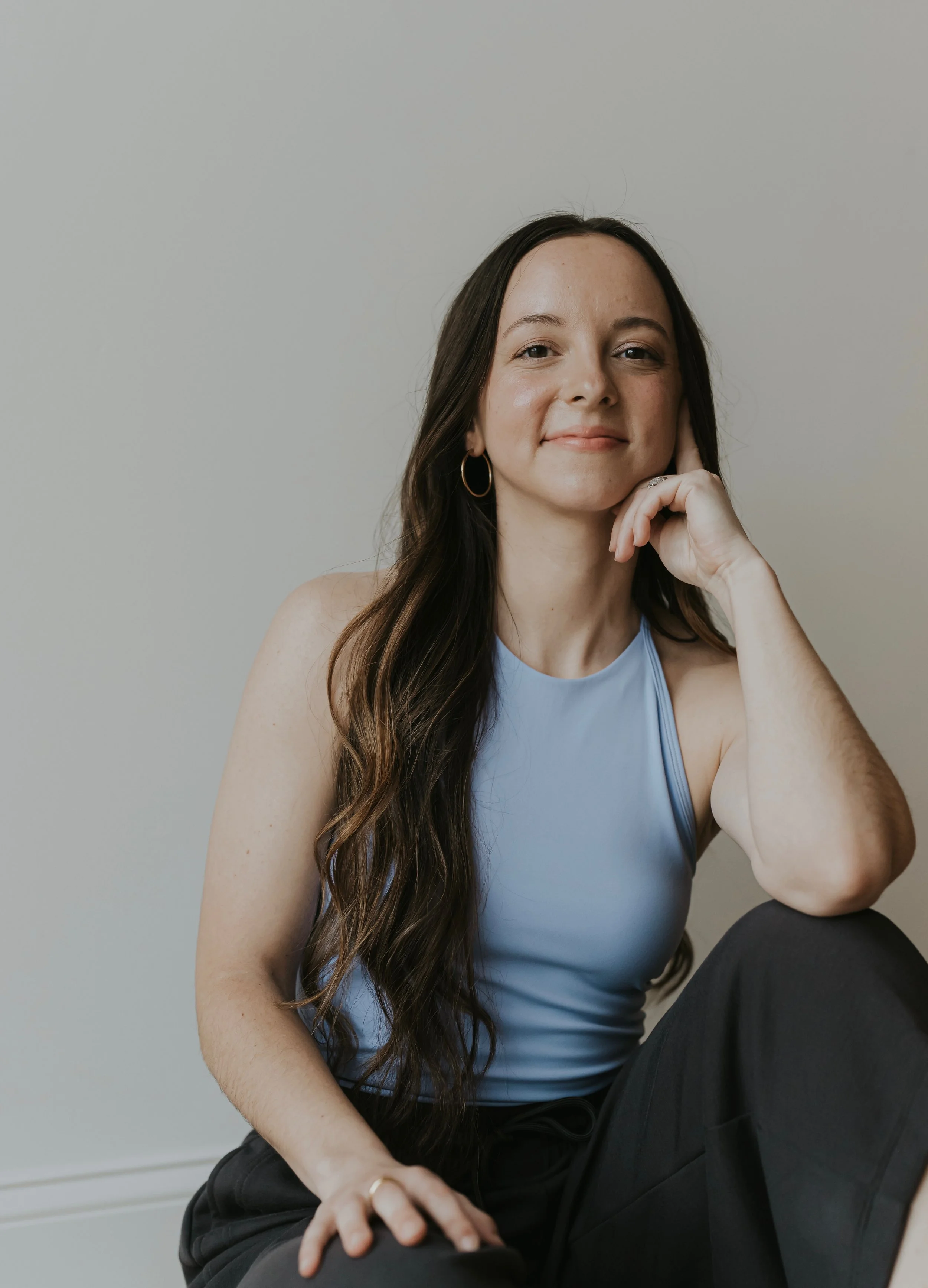 Caitlin Jesus of Aviv located in MA, and RI is trained in EMDR, ACT, trauma-focused therapy, narrative therapy, equine-assisted therapy, eco-therapy, systems theory. She has a gentle smile on her face.