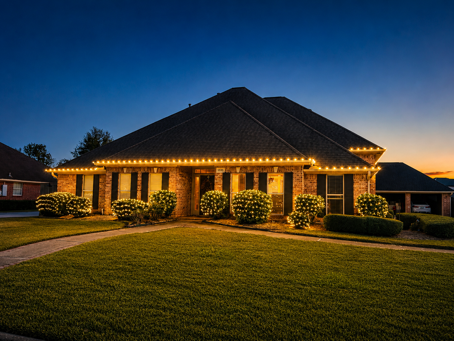 Custom Christmas roofline lighting