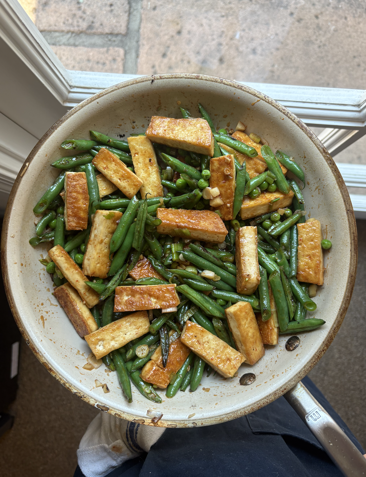 Crispy tofu with green beans and peas 