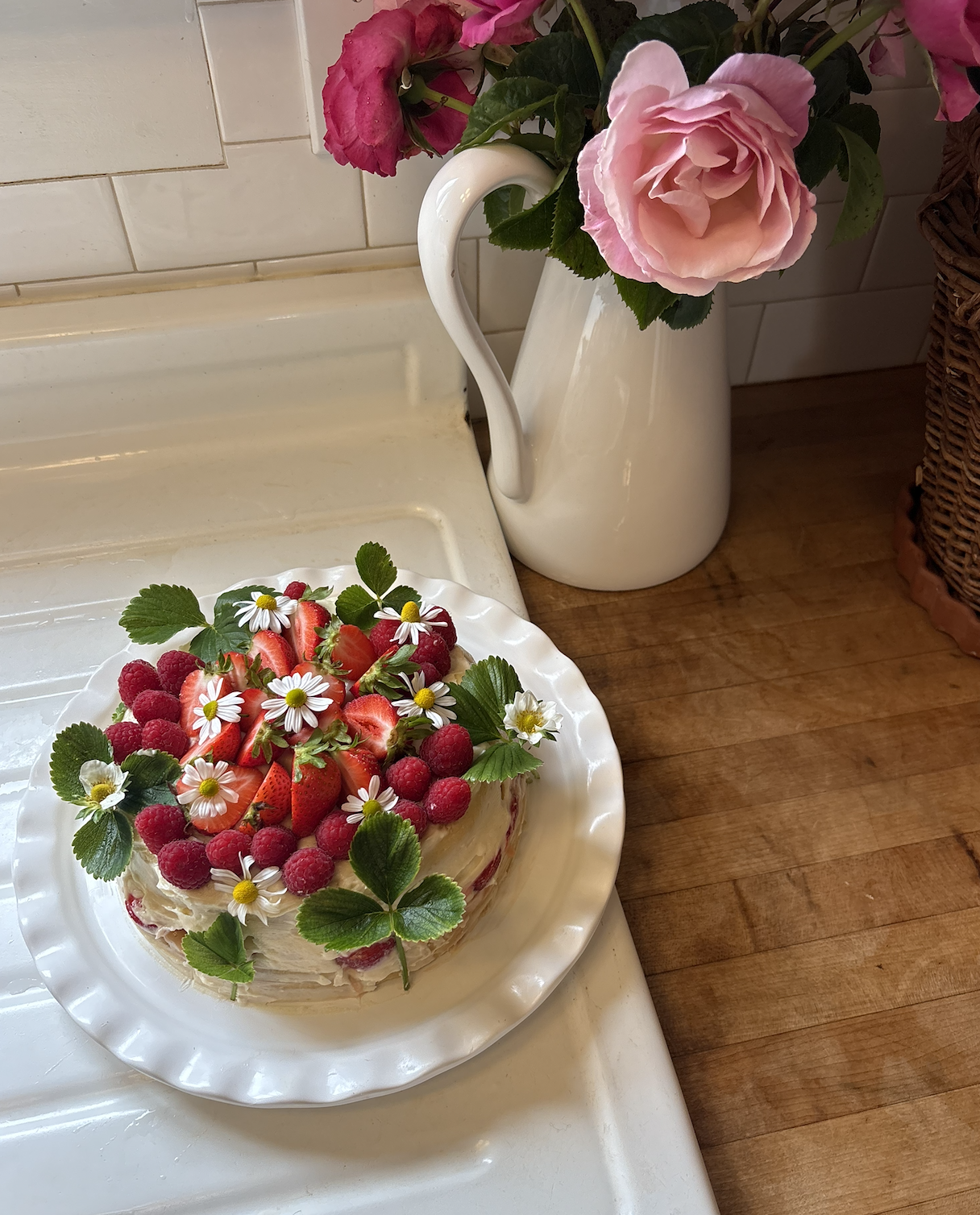 Midsummer strawberry cake 