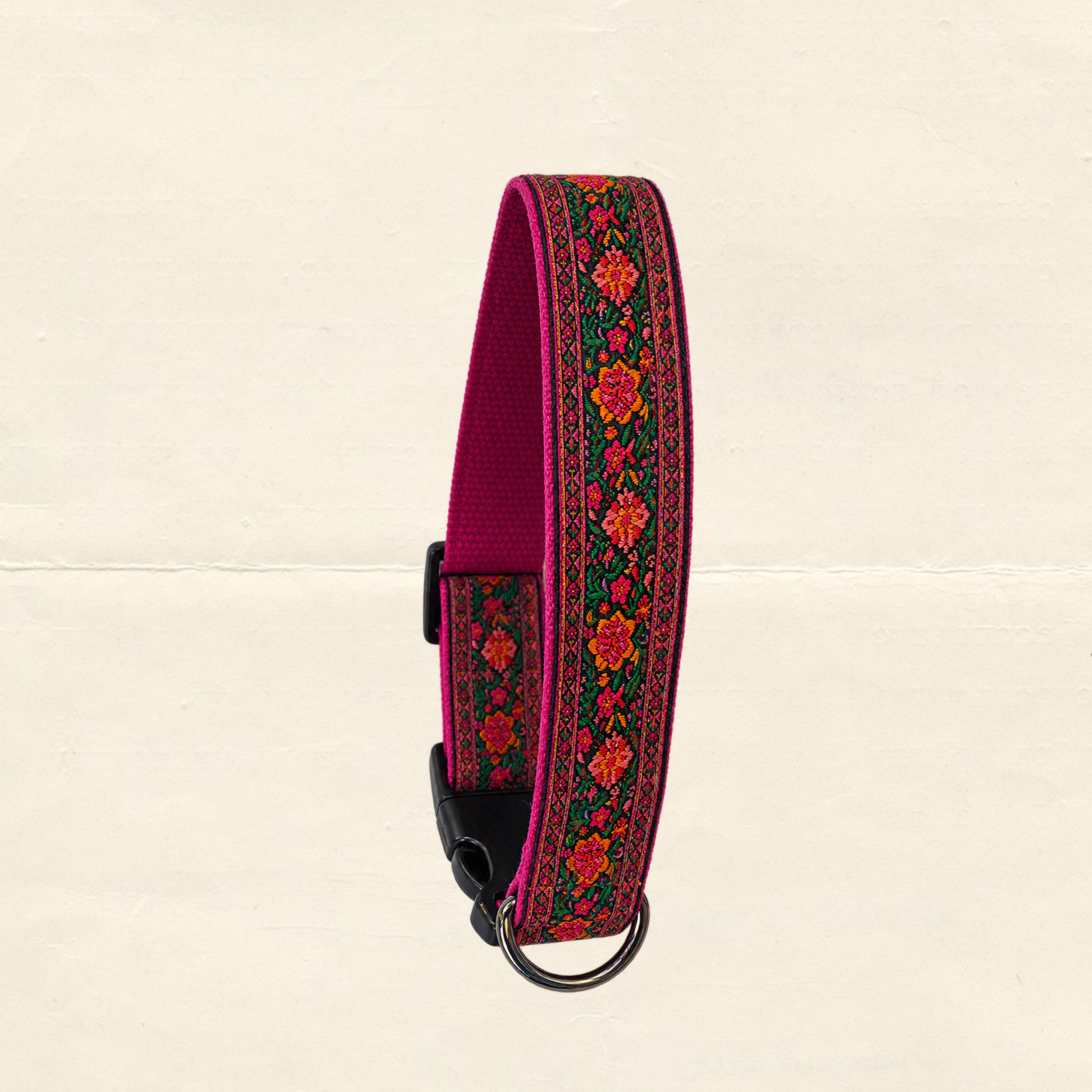 embroidered collar m.png