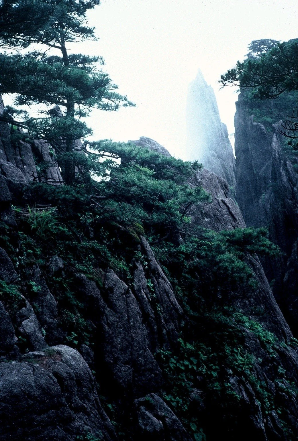 Flying Rock Huang Shan 1991 Michael Grady.jpg
