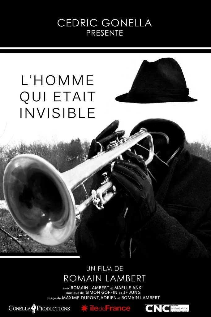 Affiche de film en noir et blanc intitulée "L'homme qui était invisible" de Romain Lambert, montrant un homme portant un chapeau noir jouant de la trompette, avec un fond de paysage naturel.