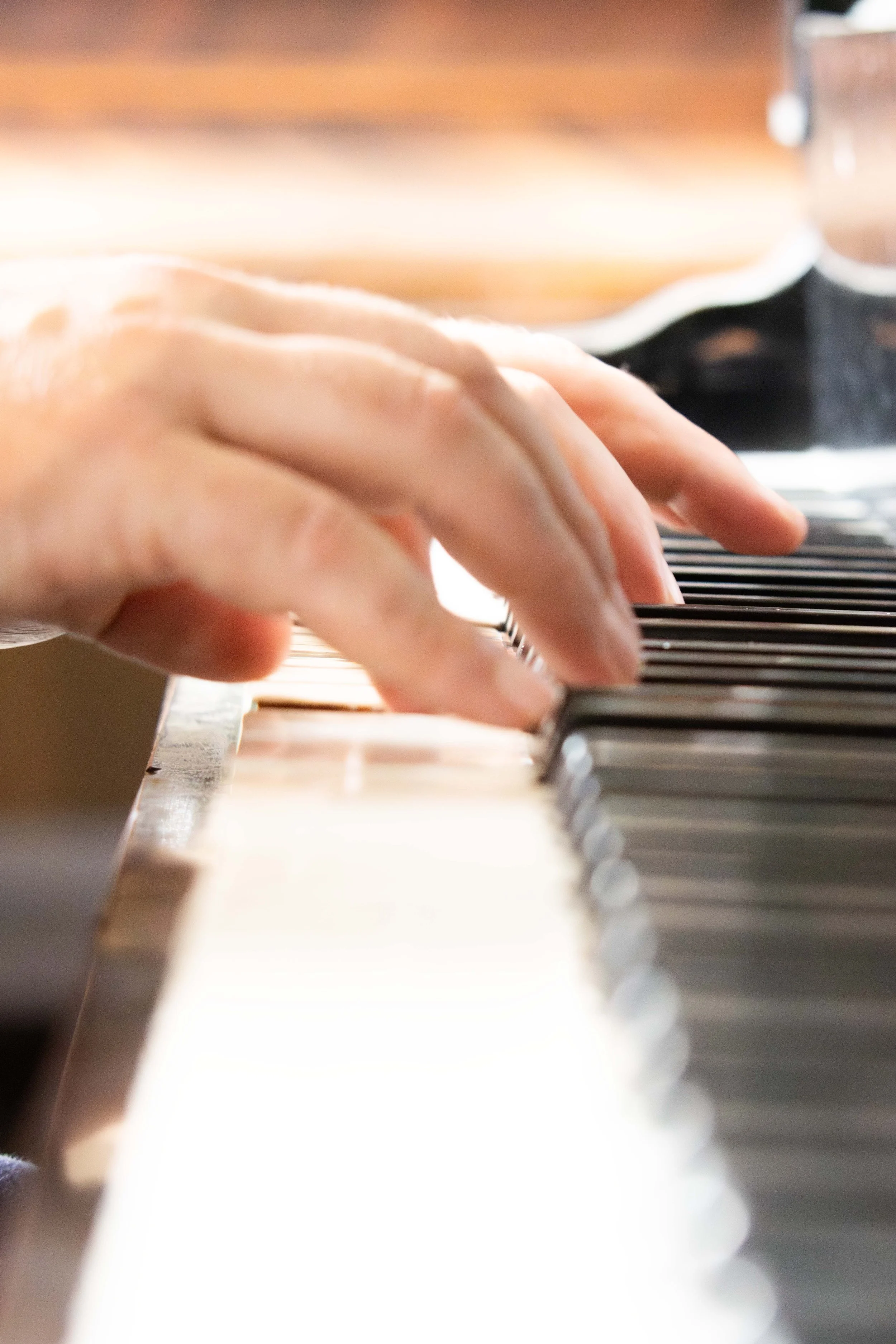 Main d'une personne jouant du piano.