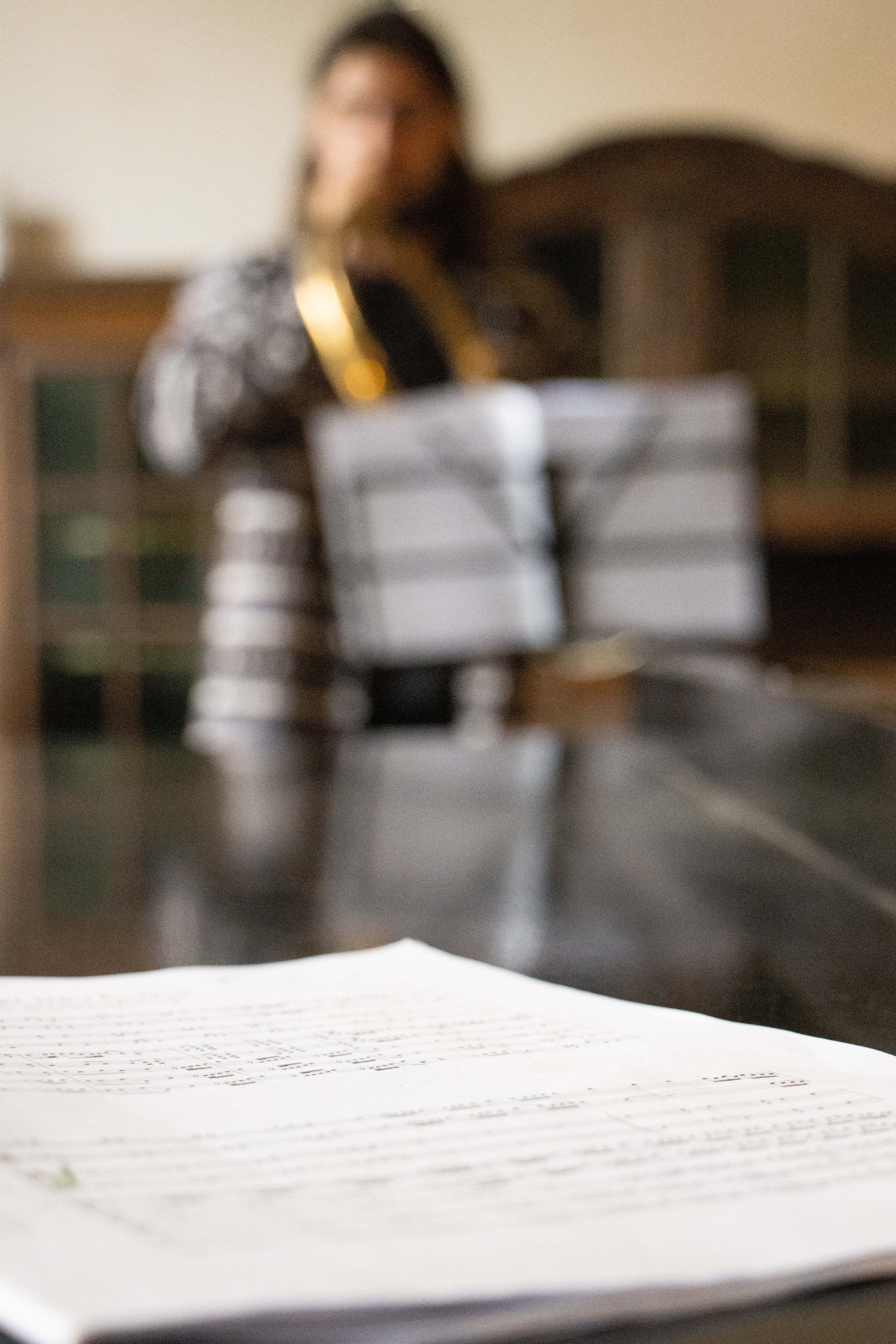 Page d'un document écrit avec du texte manuscrit ou imprimé, posé sur une surface claire, avec un flou artistique en arrière-plan.
