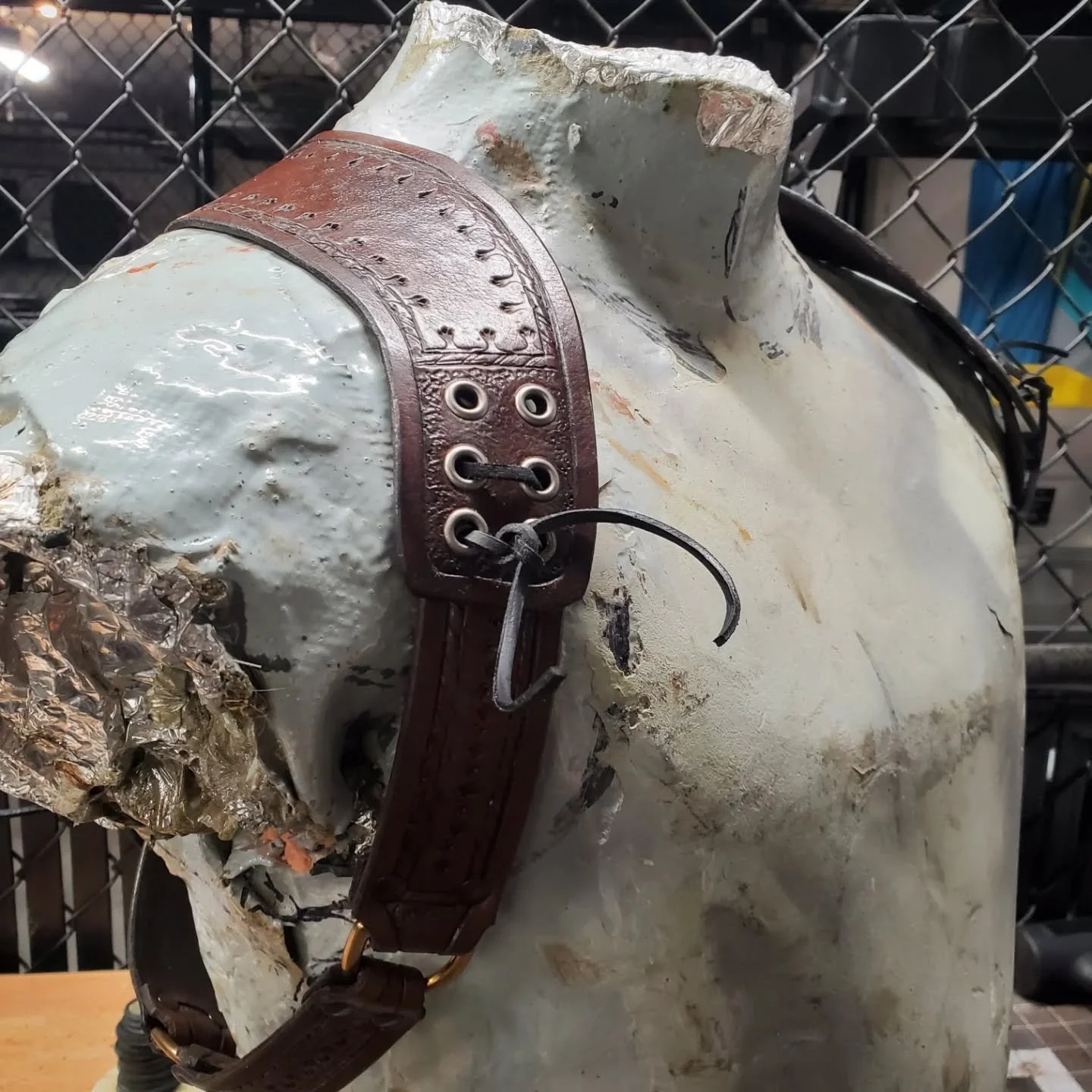 A Quick Leather Shoulder Holster rig I made up for a friend

#legionprops #shoulderholster #leathercraft #handmade #leatherworking