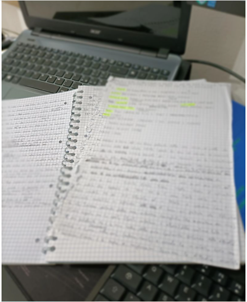Quaderni, appunti e computer utilizzati durante un percorso di formazione e crescita personale