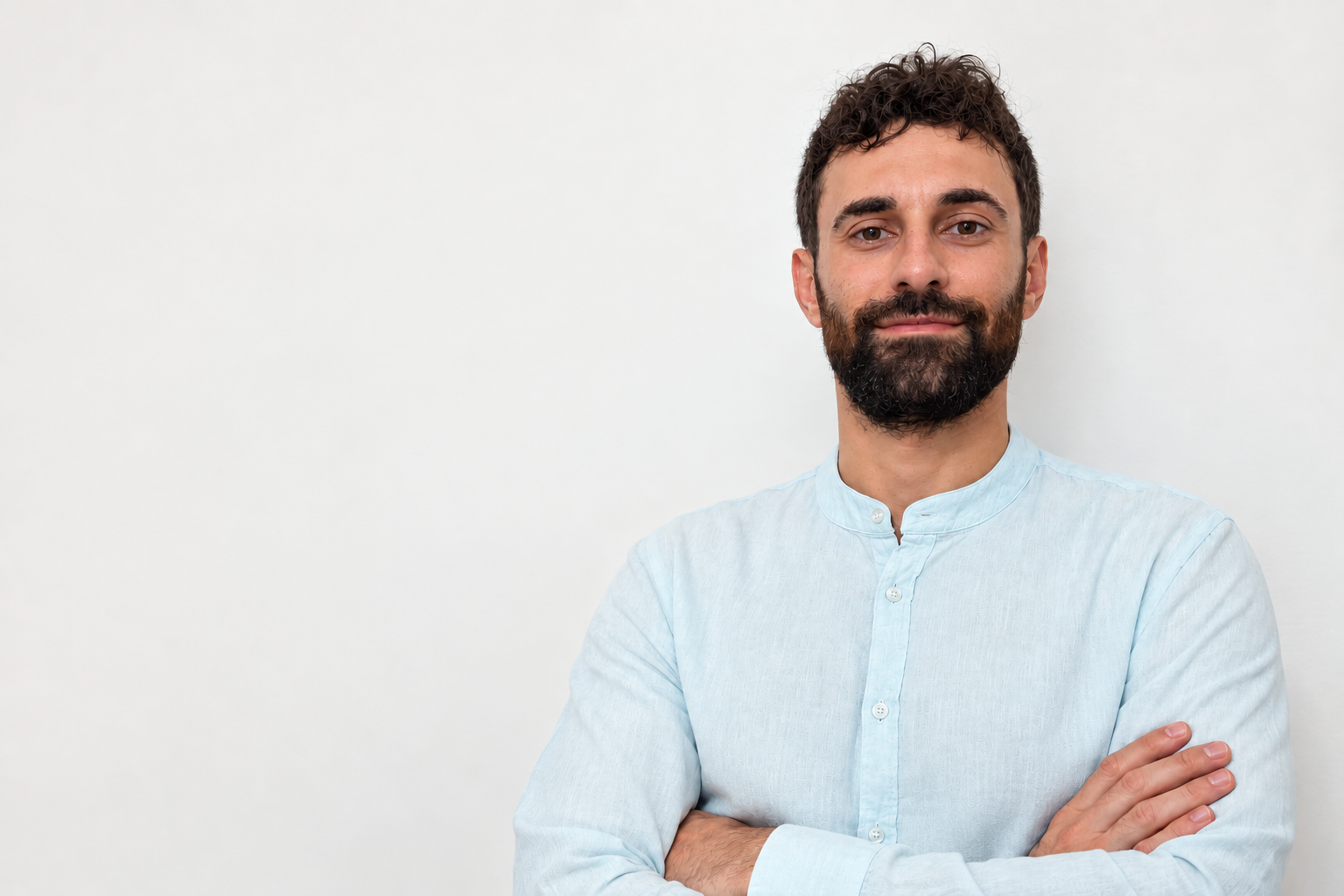 Vito Martino, Personal & Mental Coach, con camicia azzurra su sfondo bianco