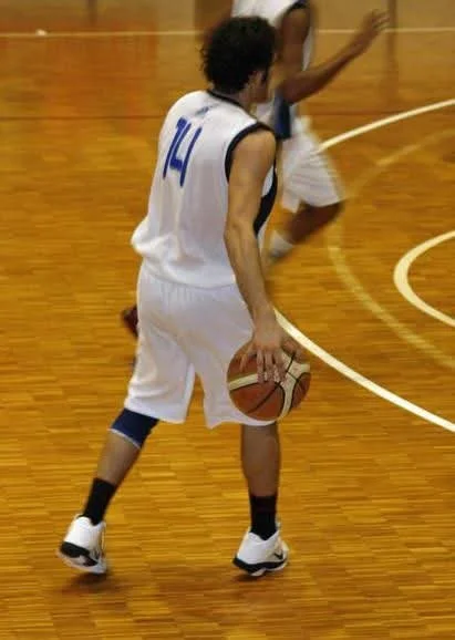 Vito Martino durante una partita di basket con la maglia numero 14