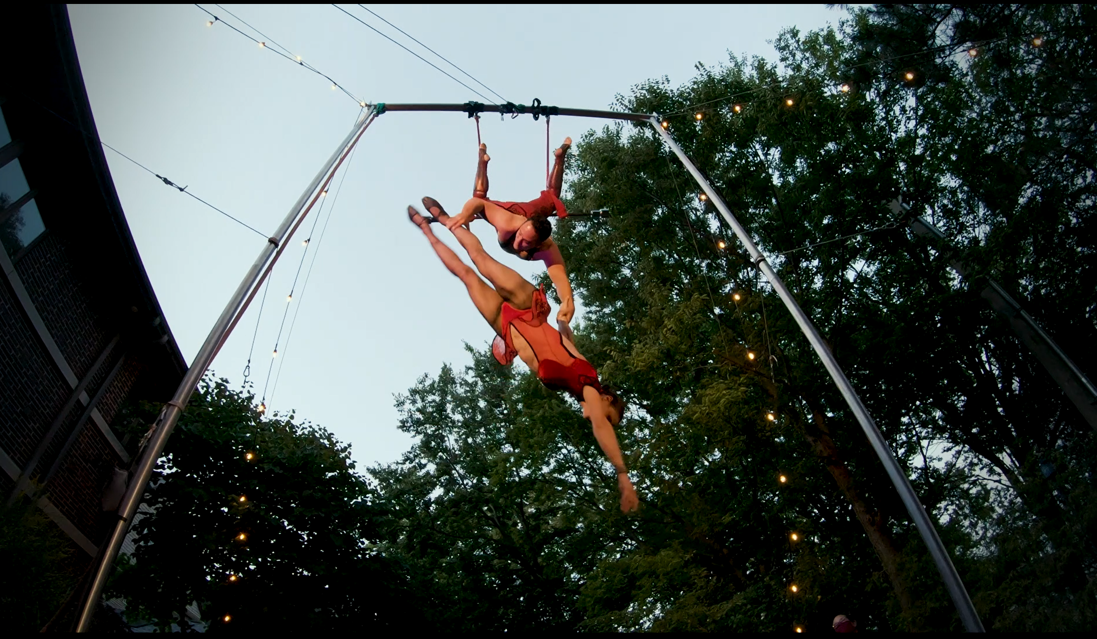 “Man, multi-camera show. Amazing.” ”Amazing! Stunning!!” Multi-camera angle shows us Samuel and Sylvia from Duo Rose in the middle of a fast drop towards the ground