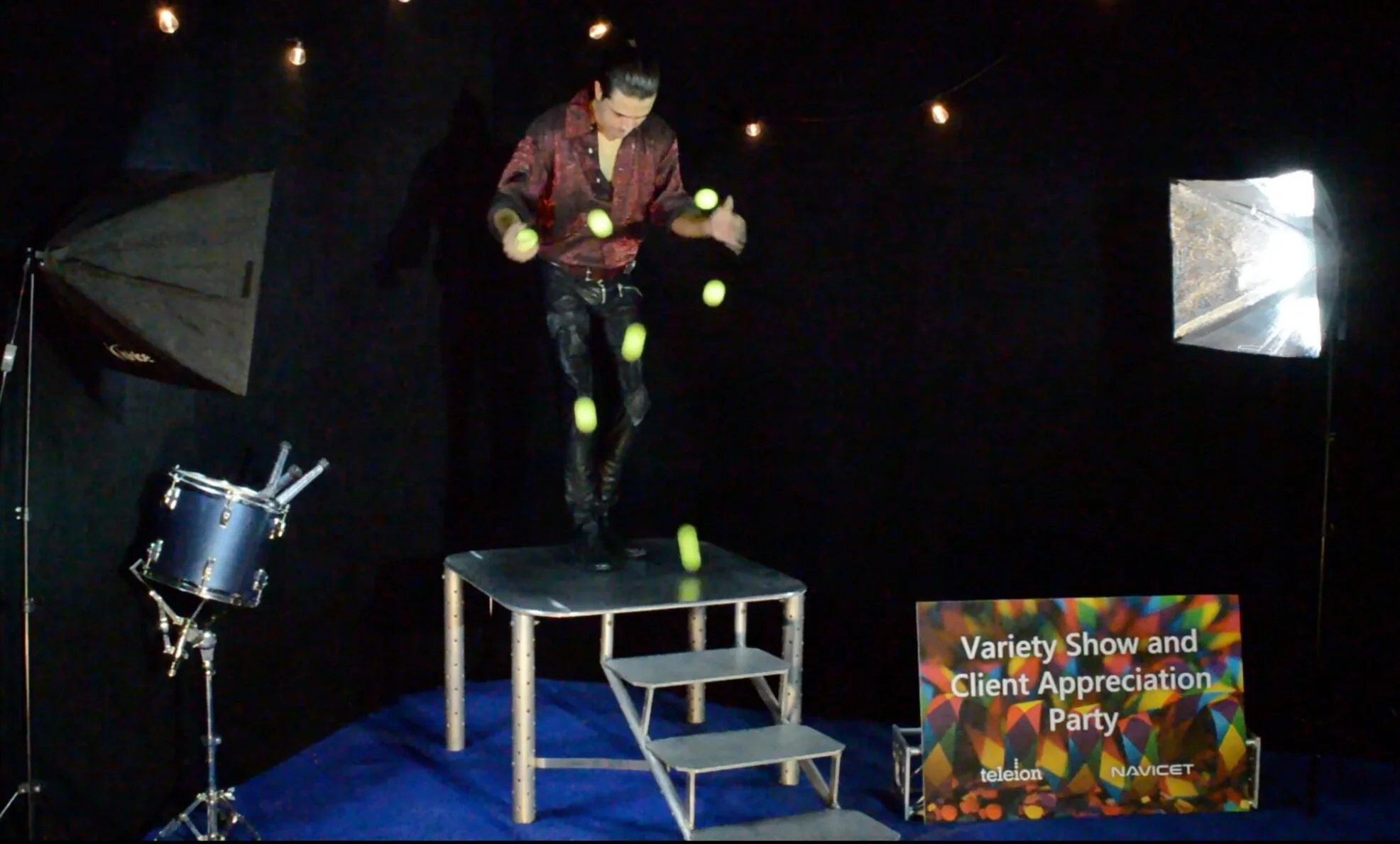 “Can anyone count all the balls he has? I think I lost count!!! Amazing” ”5” … ”Now 35” Gamal Garcia showing us how you juggle with 7 bouncing balls