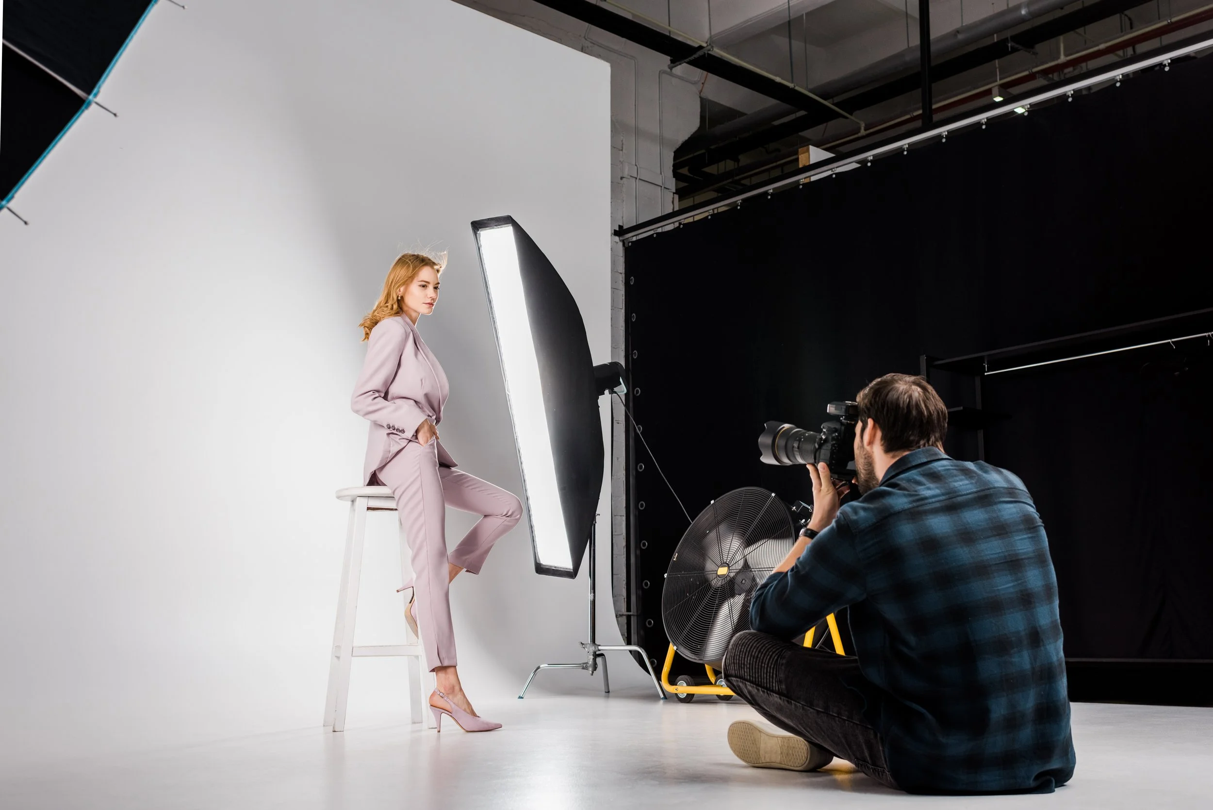 young-photographer-sitting-and-photographing-attra-2026-01-05-23-39-43-utc.jpg