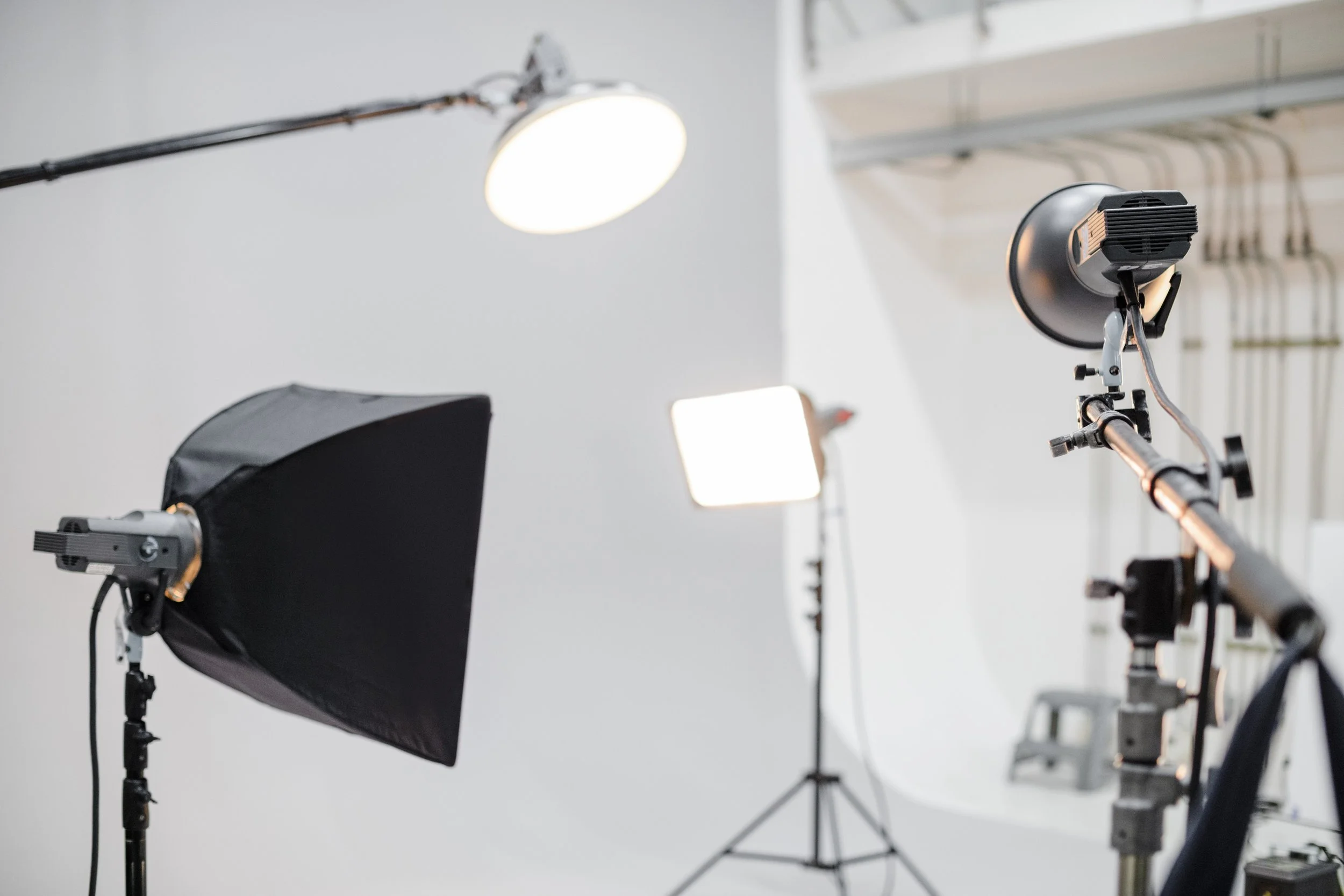 empty-studio-with-photography-lighting-2026-01-08-00-05-55-utc.jpg