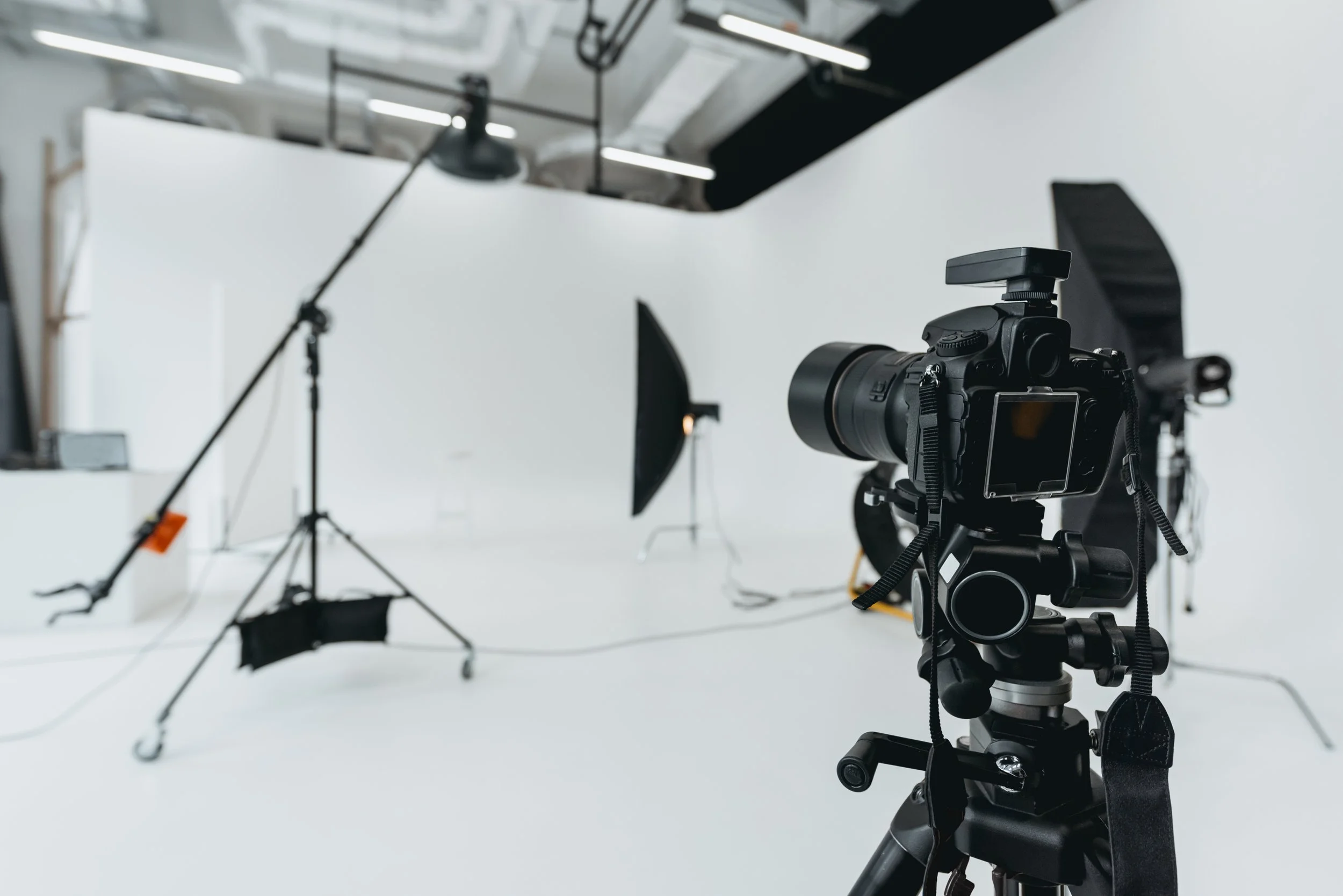 digital-photo-camera-in-photo-studio-with-lighting-2026-01-06-00-26-06-utc.jpg