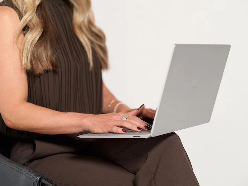 Femme utilisant un ordinateur portable assise sur une chaise