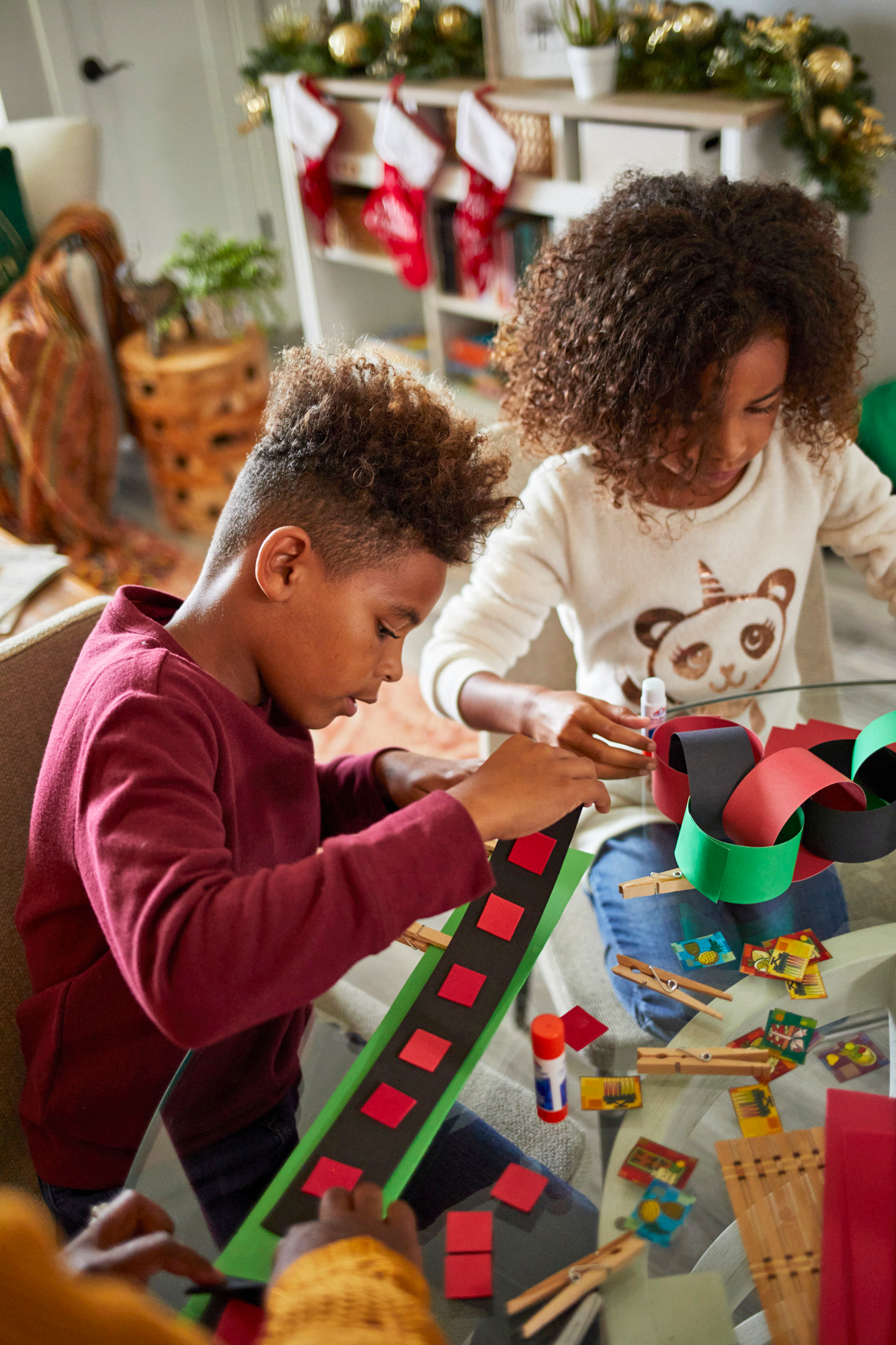 LHolidayLifestyle_KwanzaaCrafts_098.webp