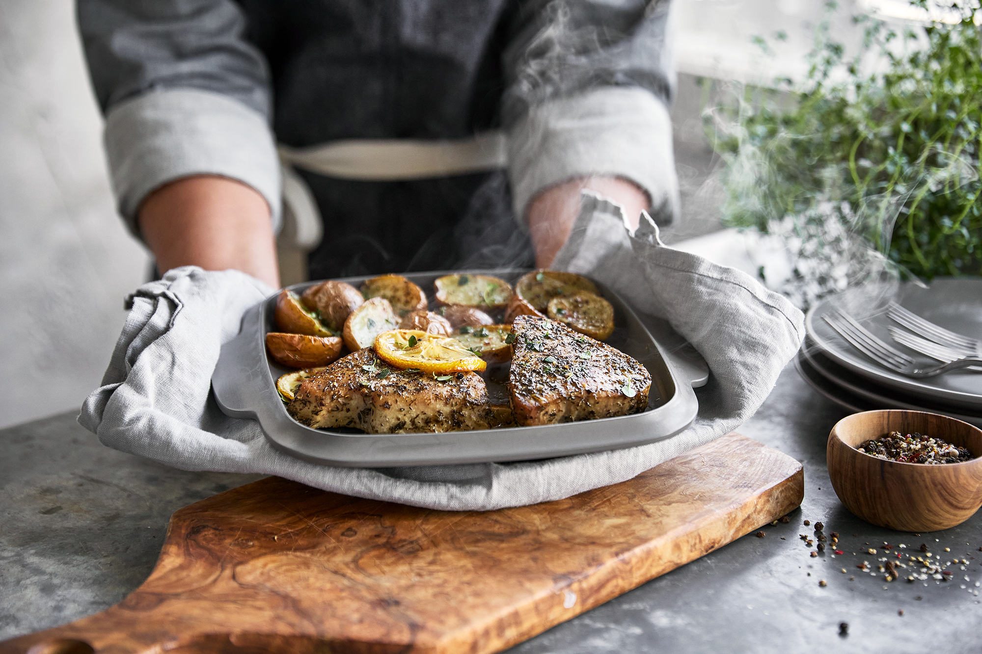GP_Premier_BW_CakePan_Squ_Lid_Lifestyle9e.webp