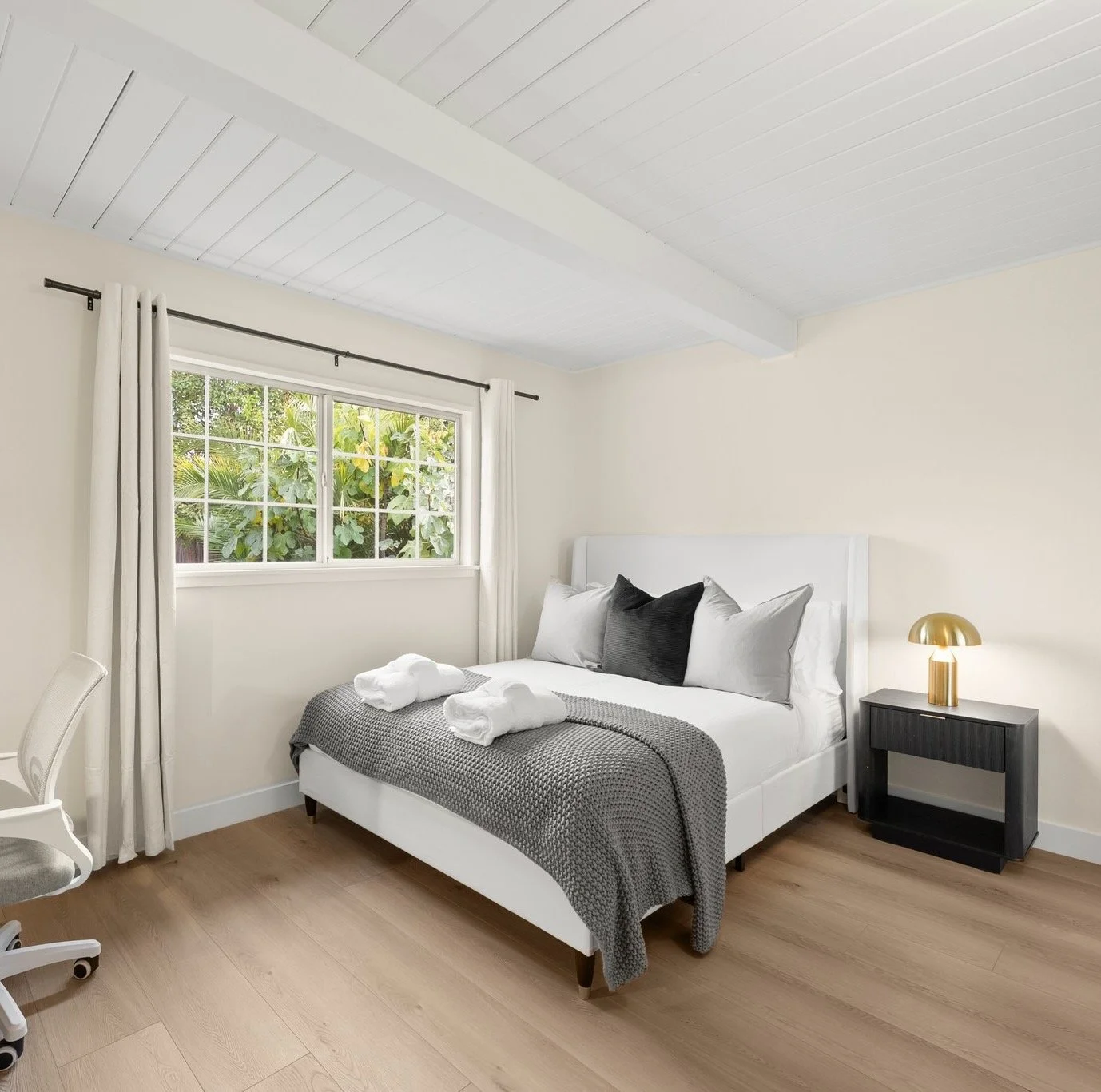 Trendy Stay with Weekly Clean · private room near Stanford · Menlo Park, CA — Stay Alpha Home
