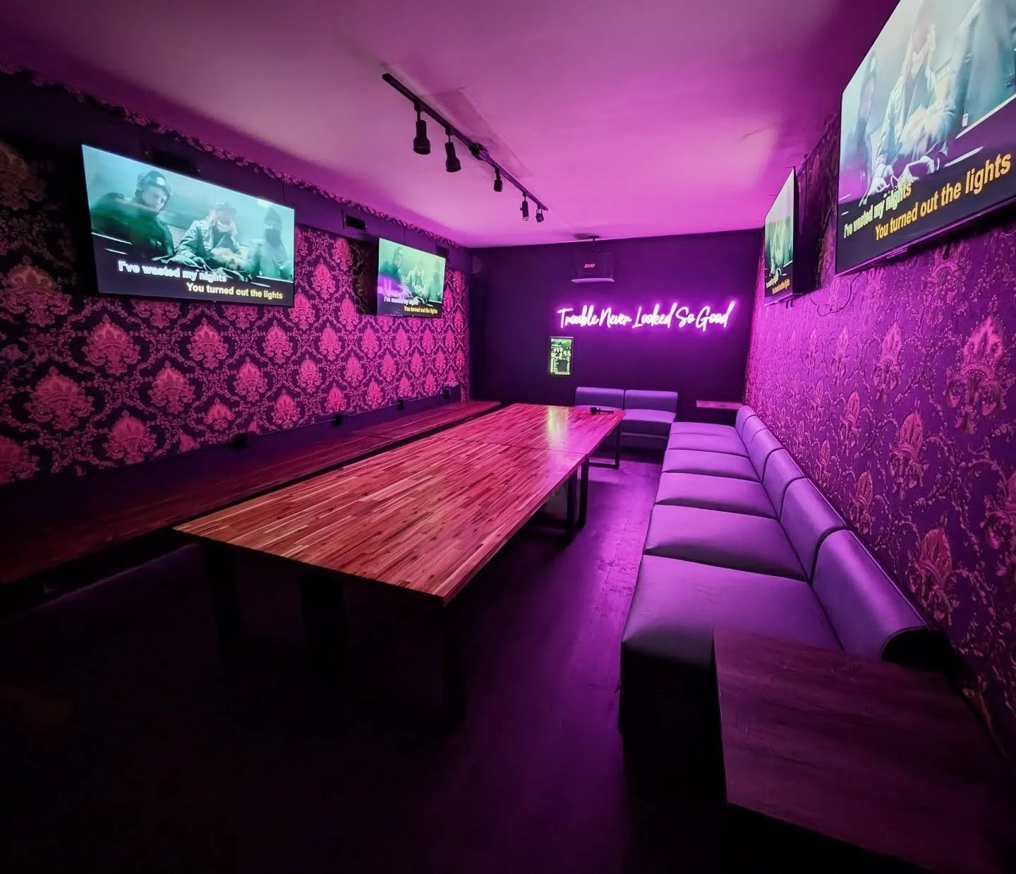 The weekend is around the corner. Have you booked your karaoke room yet? 🎤🎶

#letsgetlosttogether #karaoke #privateroom #lostandfoundbarsf